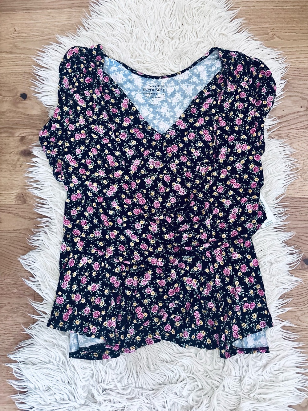 ❗️TORRID Supersoft Knits Floral V-Neck Peplum Blouse with Pink Roses NWT Size 4X